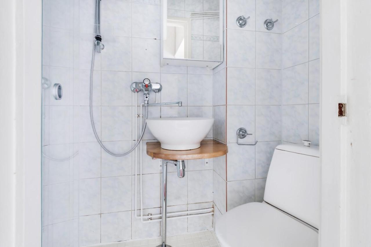 Wehost Modern Kitchen Studio With Bright Colours Apartment Helsinki Bagian luar foto